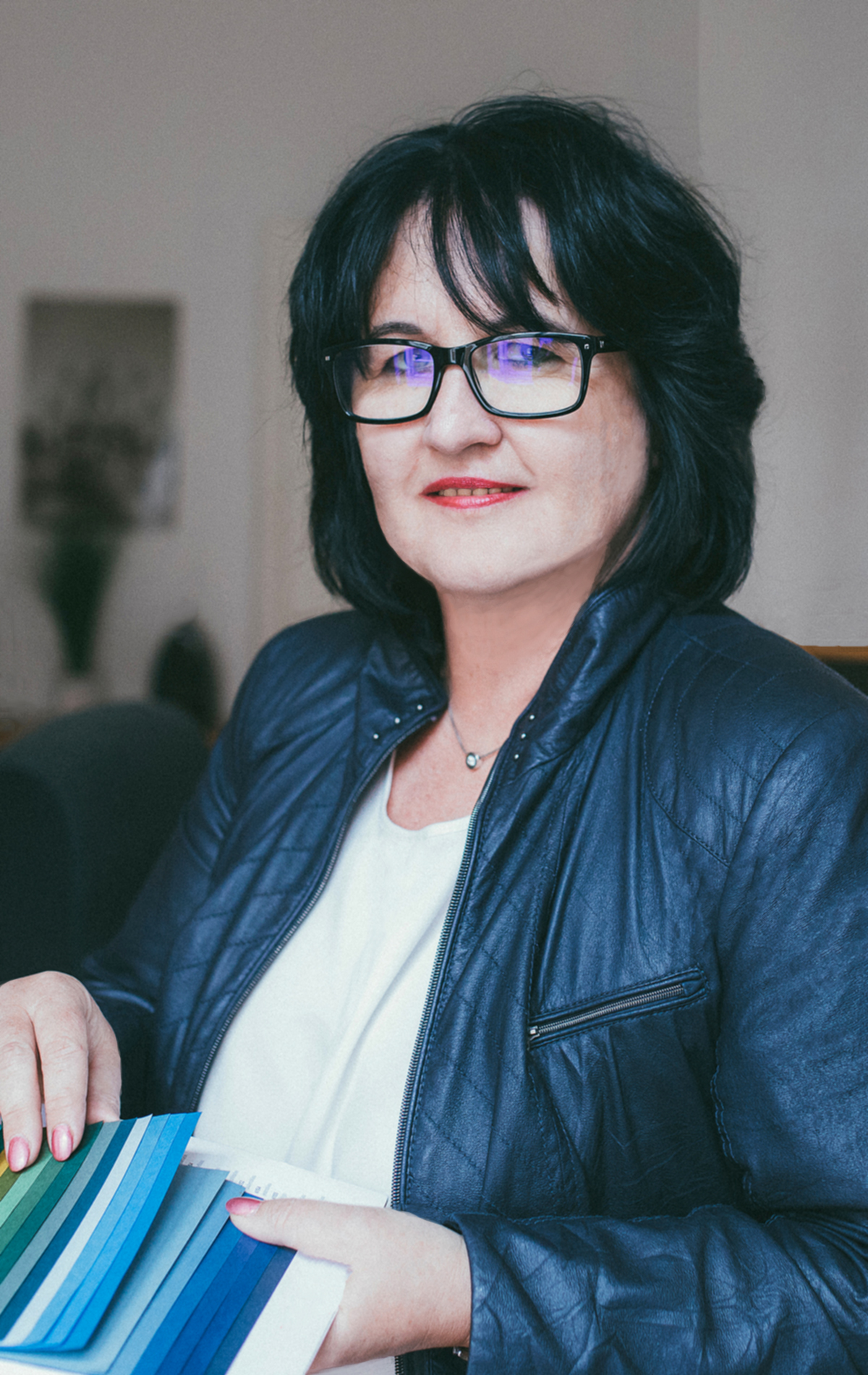 Maria Schuster mit Bucheinband-Papiermustern